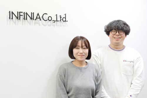 笑顔で立つインフィニア株式会社の社員の方々