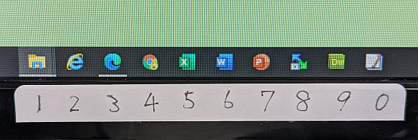 タスクバーの下に数字を書いたシールが貼られている様子
